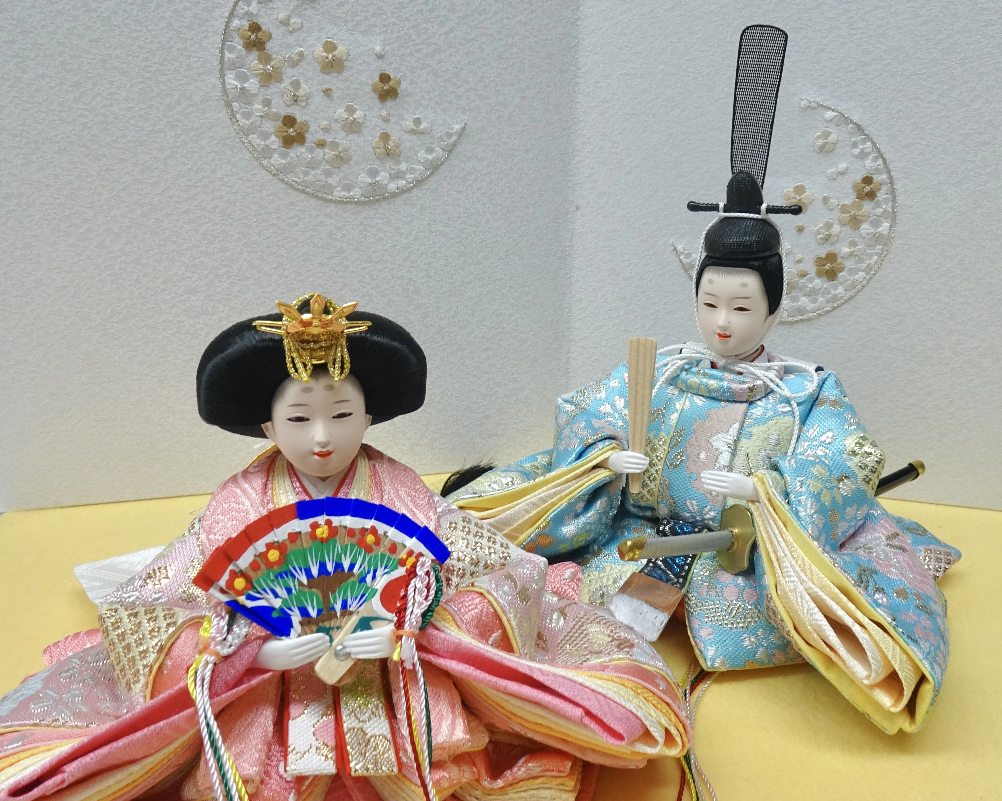 コンパクトで可愛らしい雛人形で素敵な場所を飾ろう