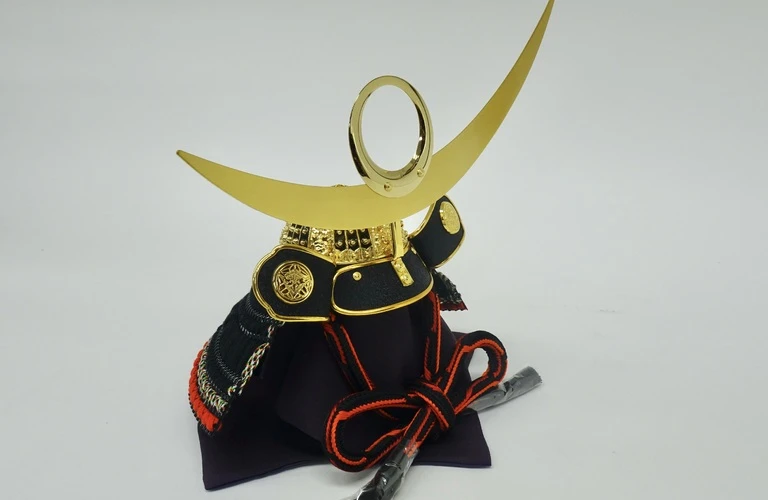 おめでたい日のお祝いは兜で特別に！伝統とデザインが融合したかわいい兜飾りを手作りでお届け