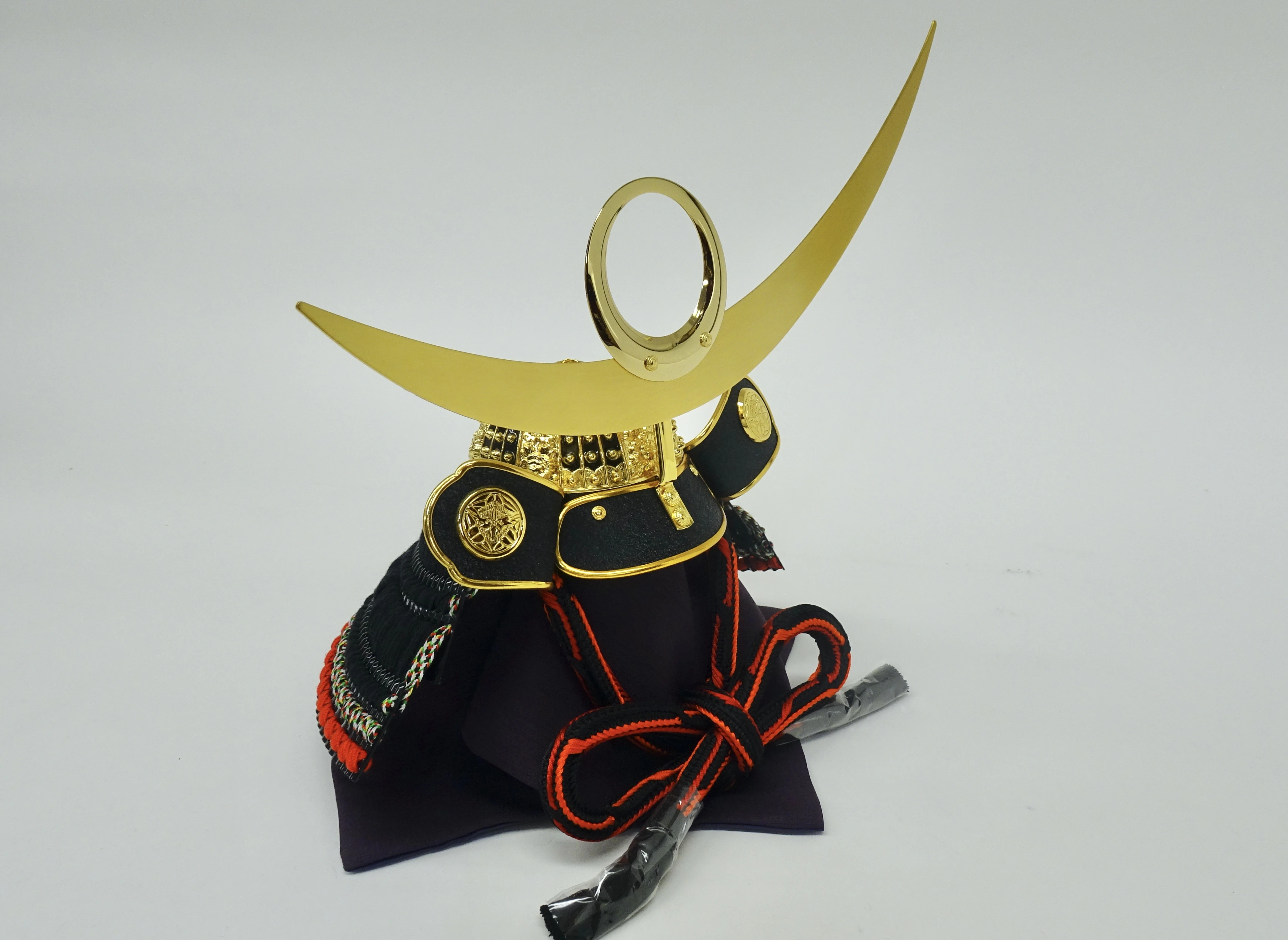 おめでたい日のお祝いは兜で特別に！伝統とデザインが融合したかわいい兜飾りを手作りでお届け