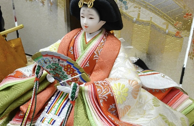 愛情とクリエイティブが織り成す雛人形の世界へようこそ